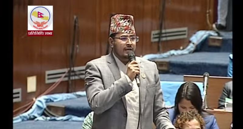 ज्ञानेन्द्र शाहीको व्यंग्यात्मक कविताः एउटा कुटे जस्तो गर्छ अर्को रोए जस्तो...